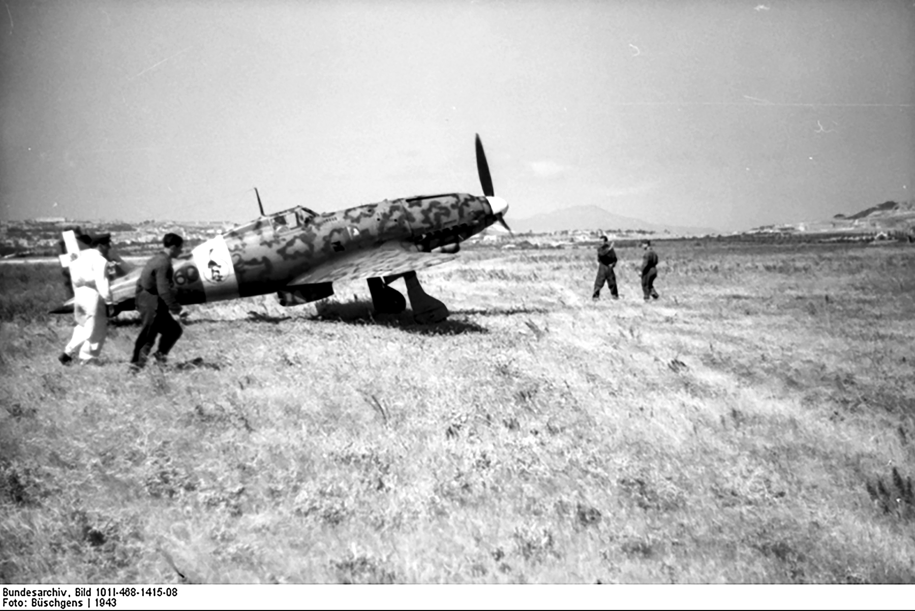 Messerschmitt Bf 109G6Trop 4.JG51 Italian MC 202 just landed Italy 1943 01