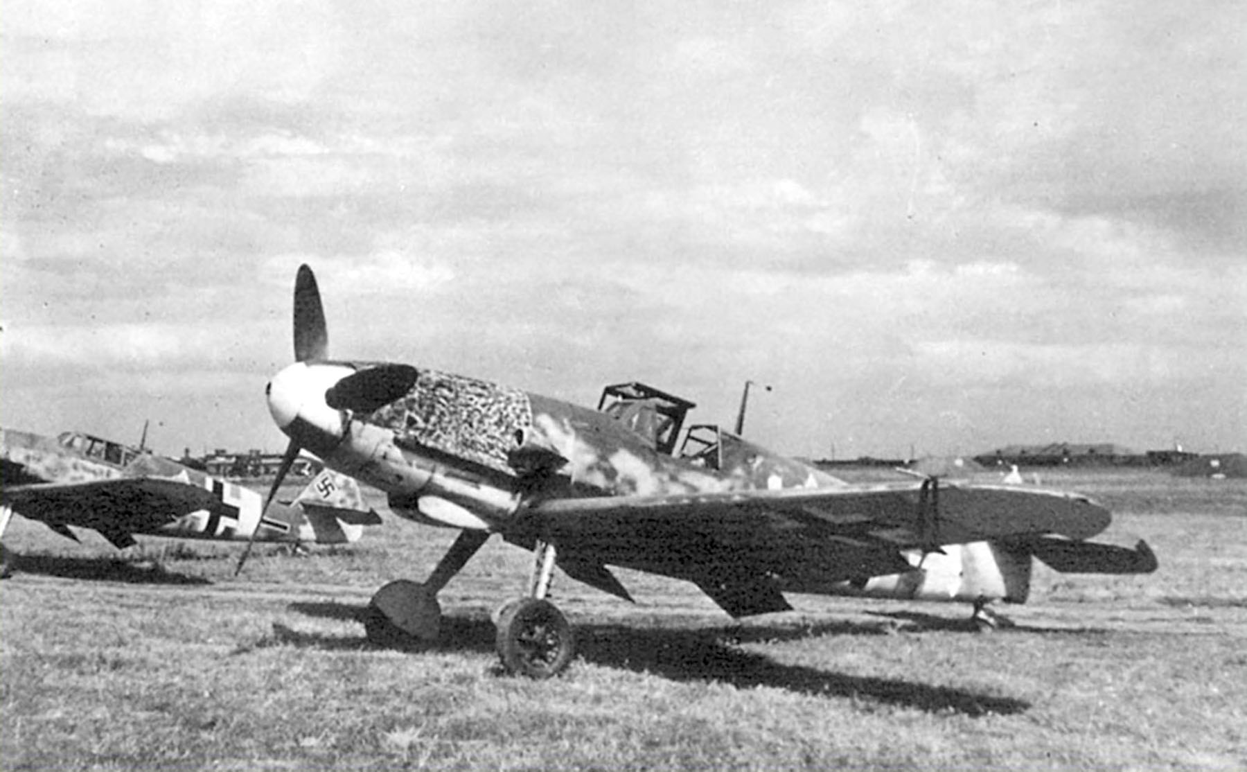 Messerschmitt Bf 109G2 Stab II.JG52 Winkel 1 foreground Russia Aug 1942 03