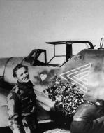 Asisbiz Aircrew Luftwaffe JG52 legend Erich Hartmann wearing his splinter camo jacket after reaching 350 victories 02