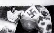 Asisbiz Aircrew Luftwaffe JG52 legend Erich Hartmann with his aircraft WNr 20499 Russia 1944 02