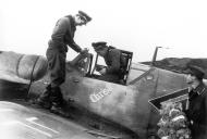 Asisbiz Messerschmitt Bf 109G6 Stab II.JG52 Gerhard Barkhorn after his 250 mission Russia 11th Jan 1943 01