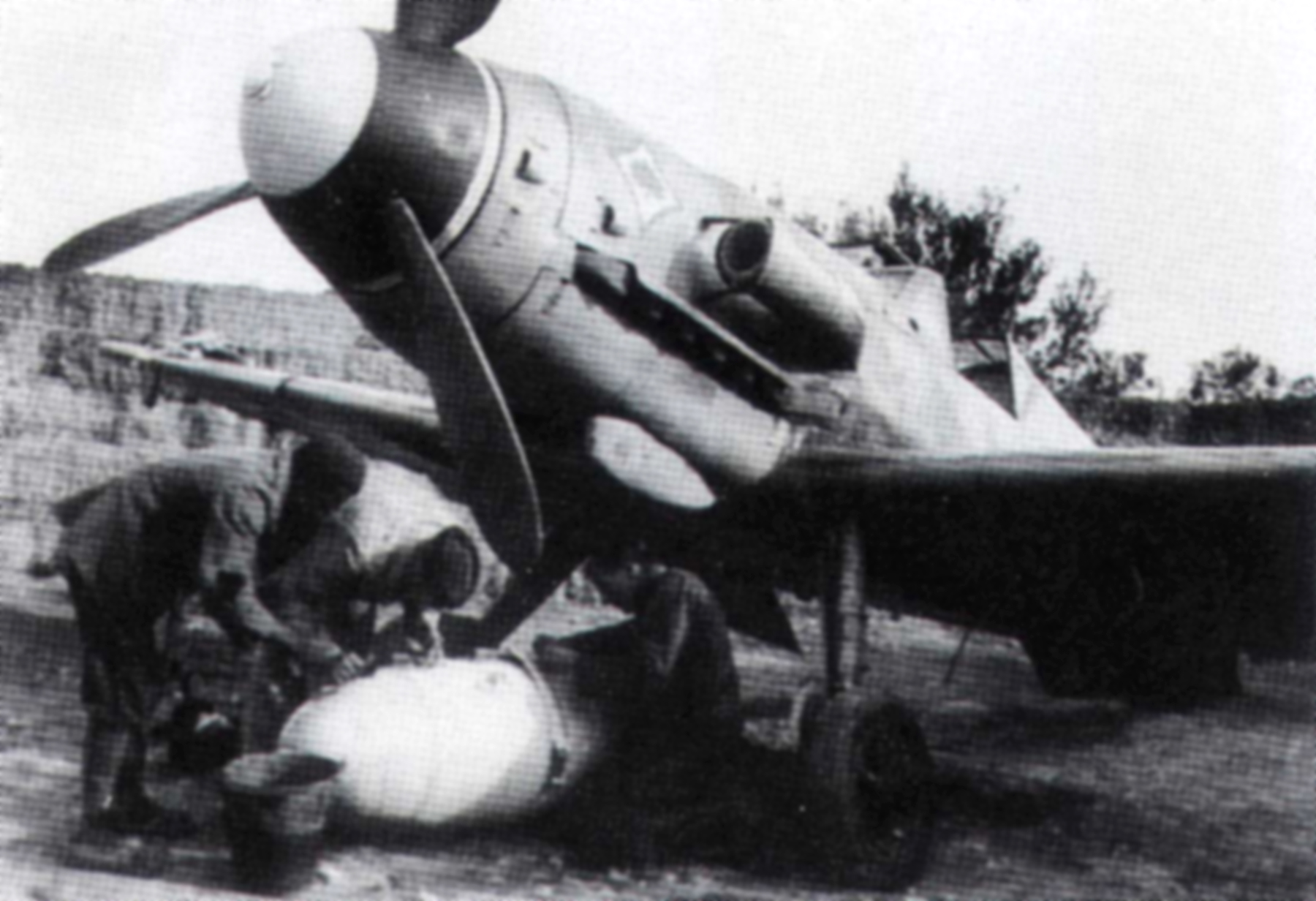 Messerschmitt Bf 109G2R3Trop JG53 being prepared for a sortie Sicily 1942 01