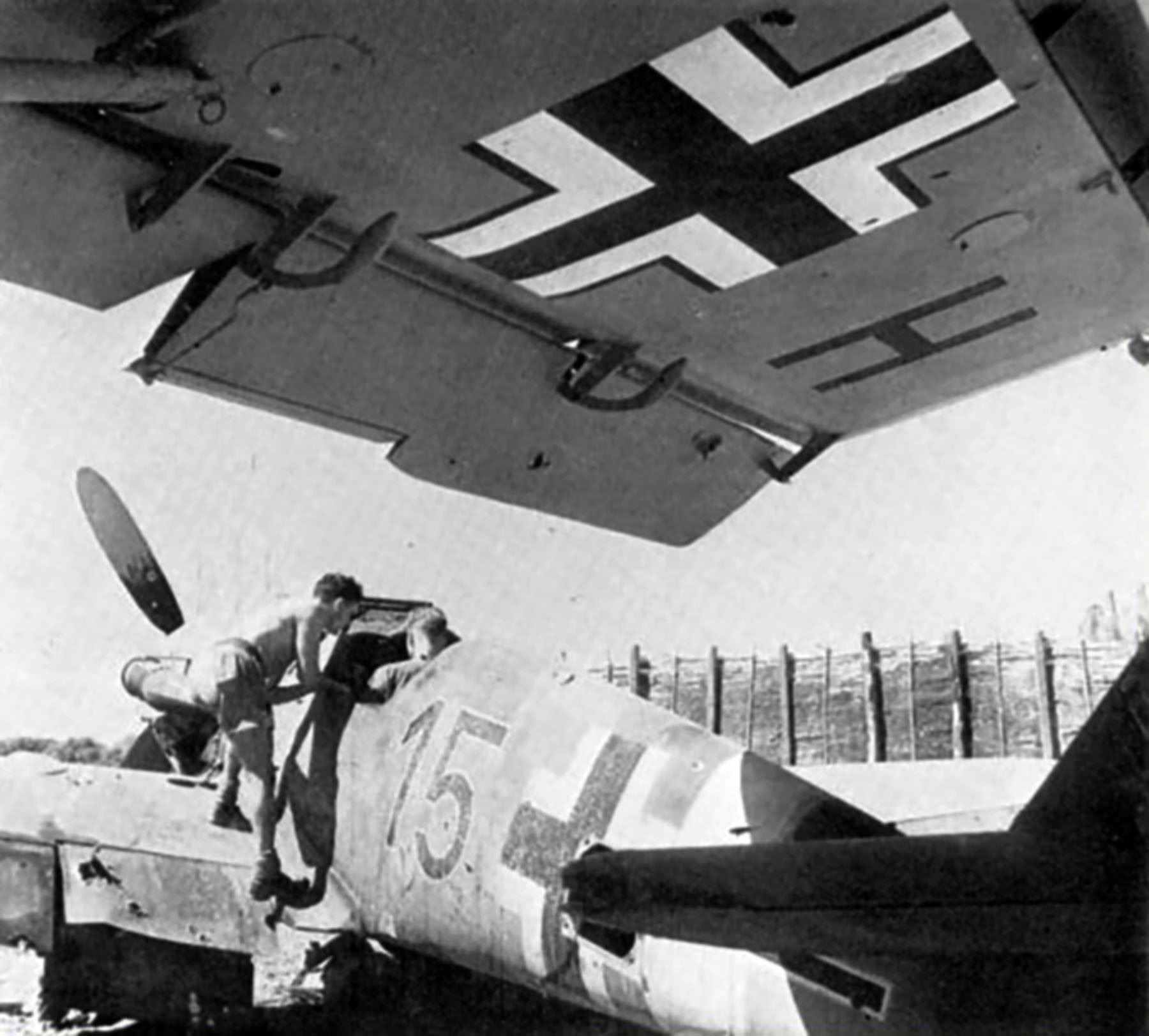 Messerschmitt Bf 109G4Trop 5.JG53 Black 15 battle damaged Comiso Sicily 1942 01
