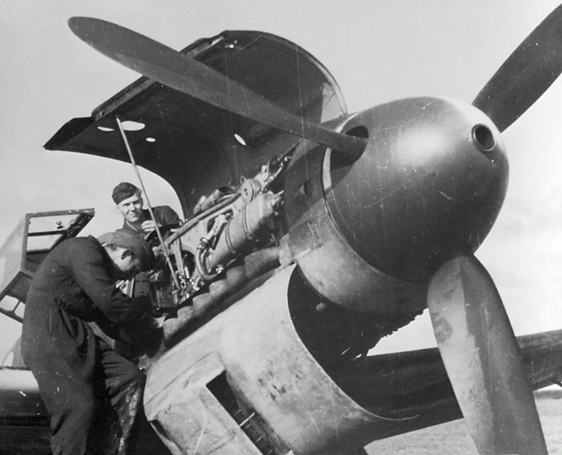 Messerschmitt Bf 109G4 IV.JG54 undergoing routine maintenance Russia 1943 01