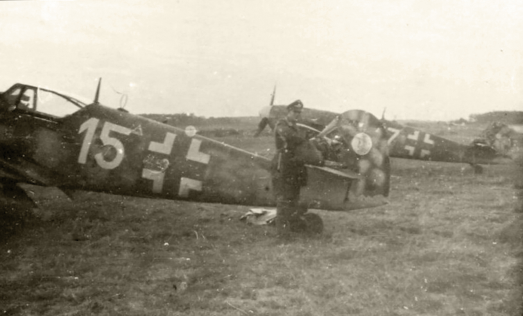 Messerschmitt Bf 109G14R3 Erla 7.JG77 Yellow 15 Willi Drude WNr 463224 Eggersdorf SE Berlin Nov 1944 01