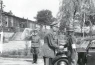 Asisbiz ROA General Vlasov greets a fellow soldier autumn 1944 Bunderarchiv