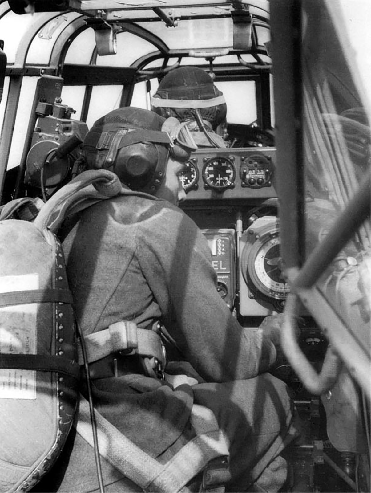 German crew in their respective positions aboard a Bf 110 01