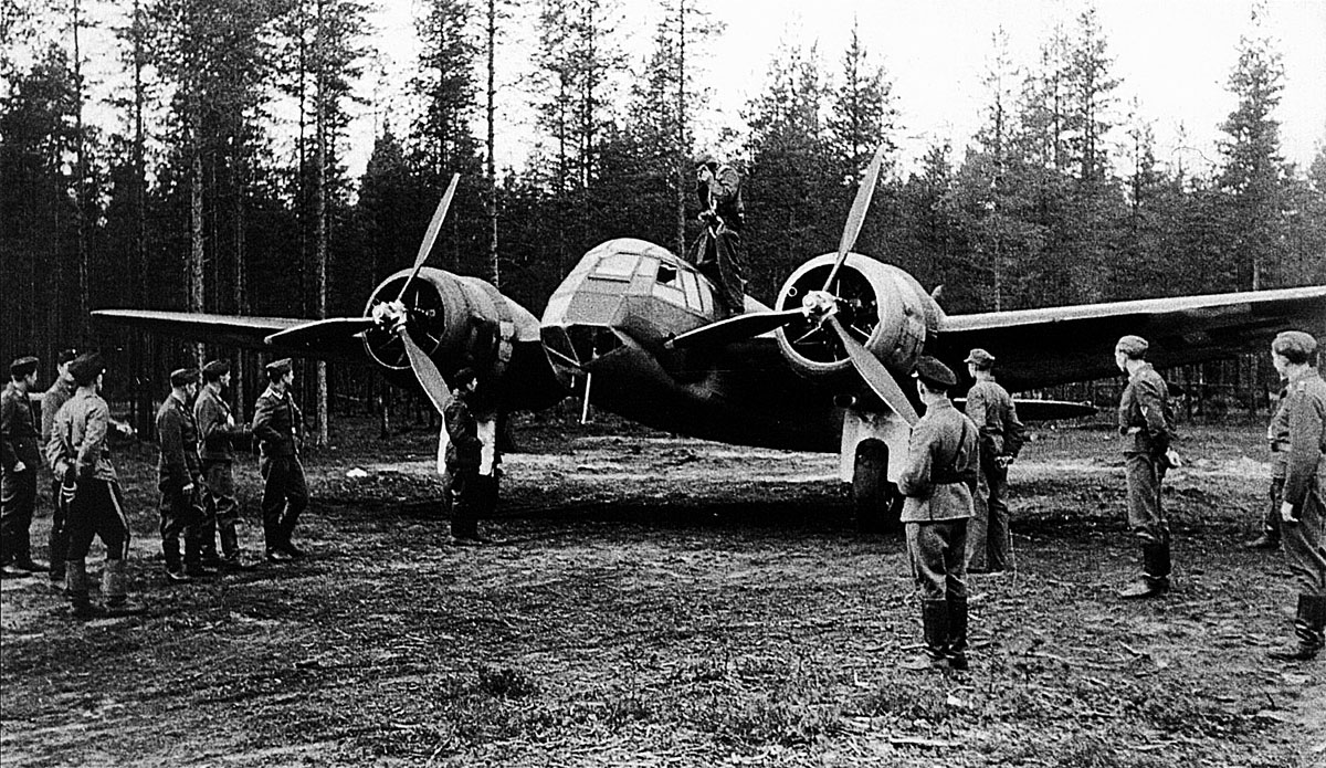 Bristol Blenheim I FAF LeLv42 showing their aircraft to fellow Luftwaffe airmen Vartsila Finland Sep 1941 01