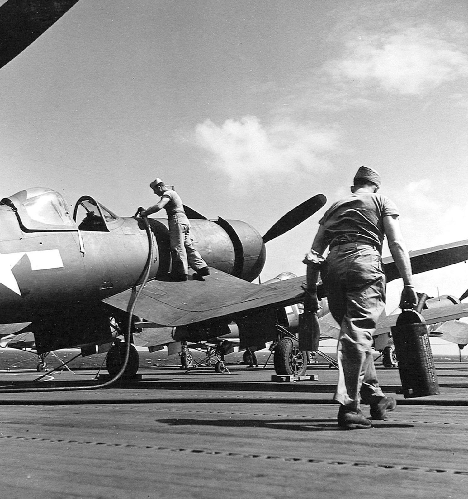 Vought F4U-1A Corsair refueling CV-13 USS Franklin 01
