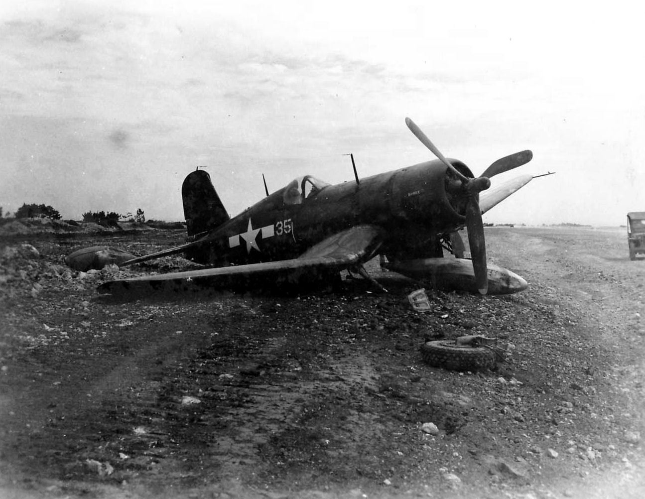 Vought F4U-1D Corsair MAG 22 White 35 landing mishap Ie Shima Okinawa 1945 01