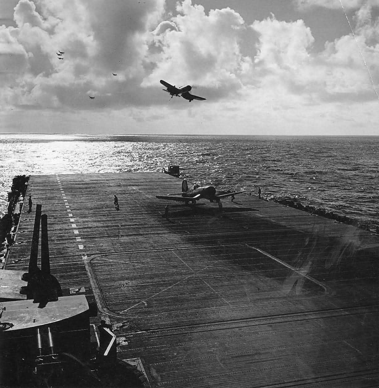 Vought F4U-1D Corsair VF-5 White 13 landing CV-13 USS Franklin 1945 01