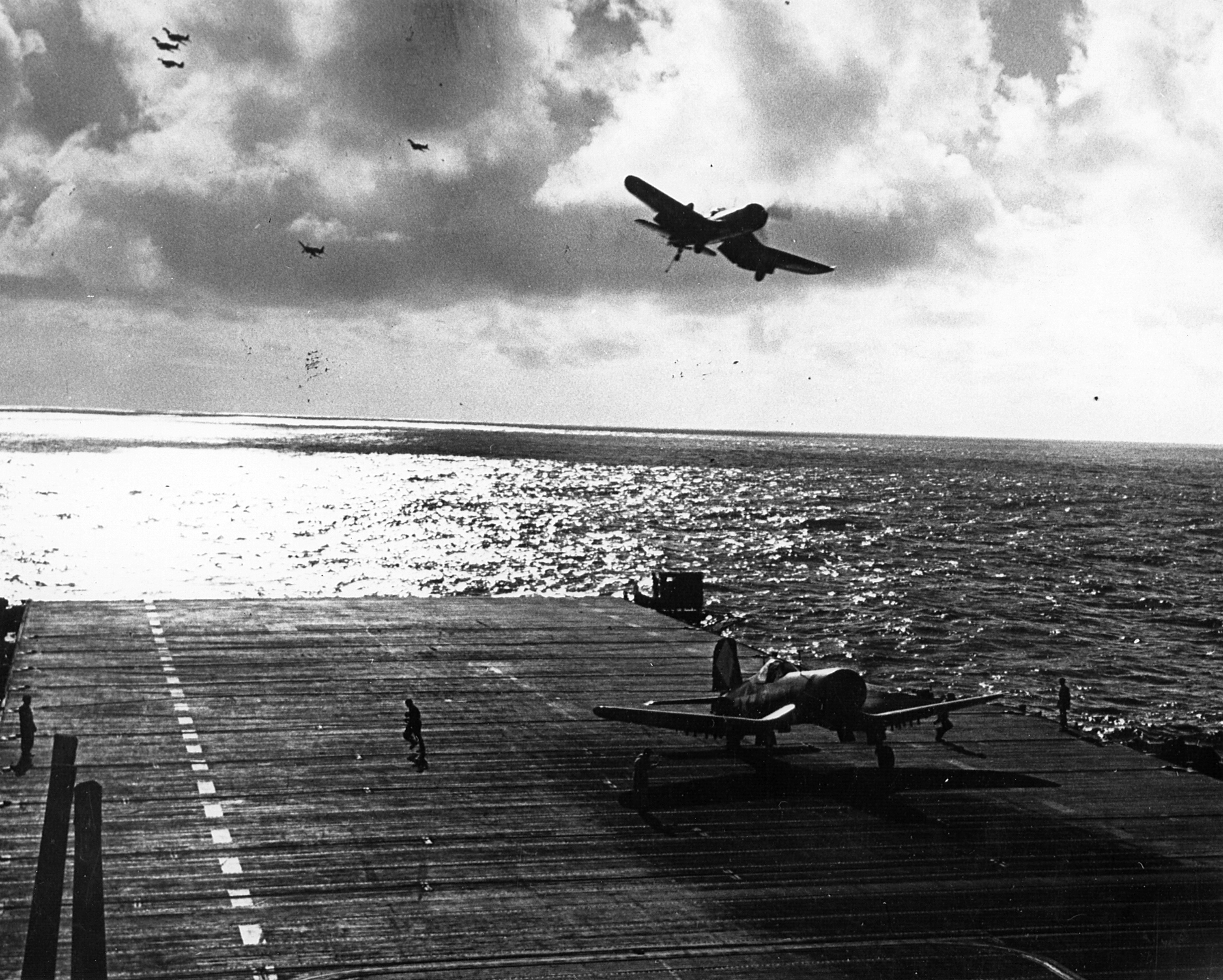 Vought F4U-1D Corsair VF-5 White 13 landing CV-13 USS Franklin 1945 02