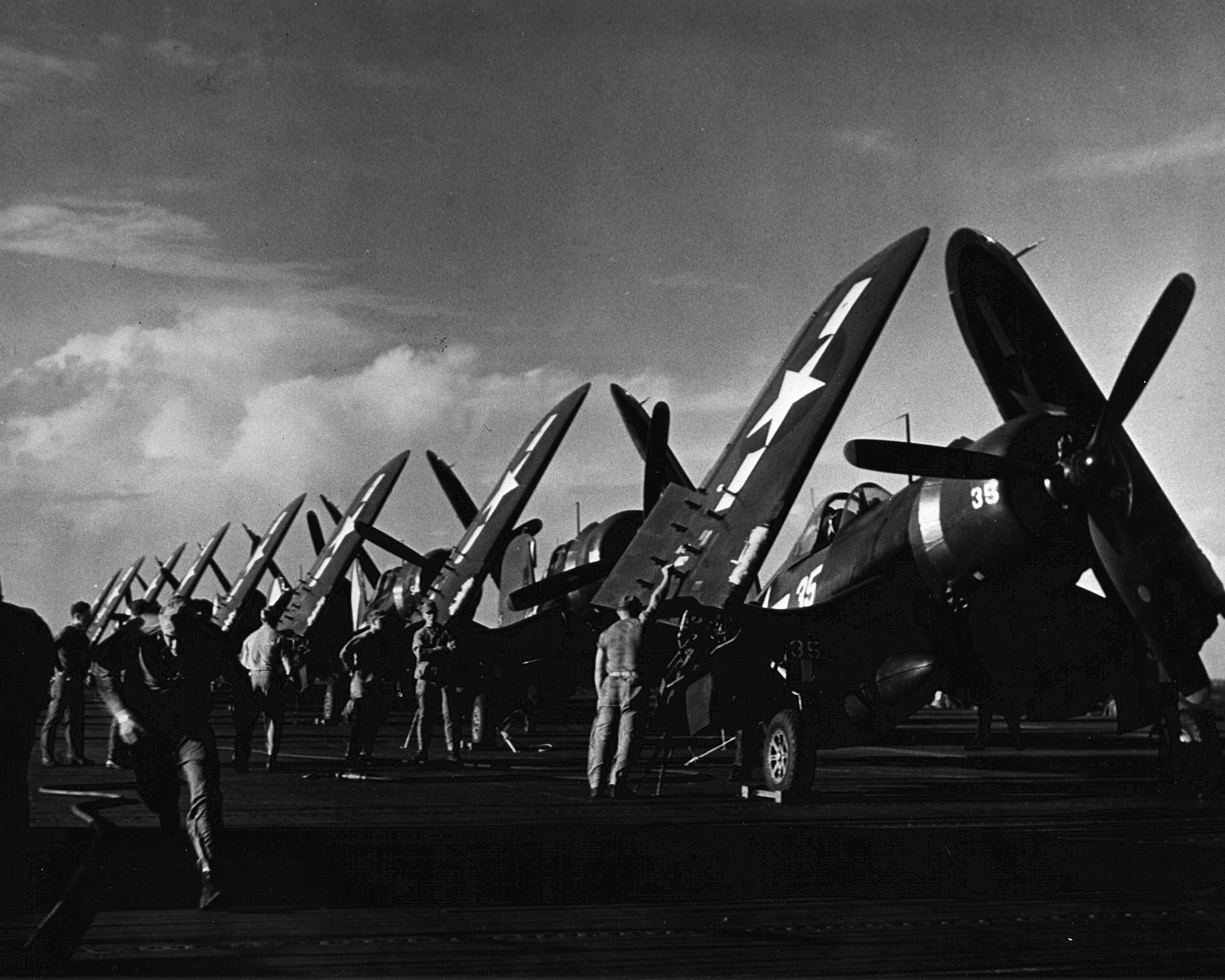 Vought F4U-1D Corsair VF-5 White 35 aboard CV-13 USS Franklin 1945 01