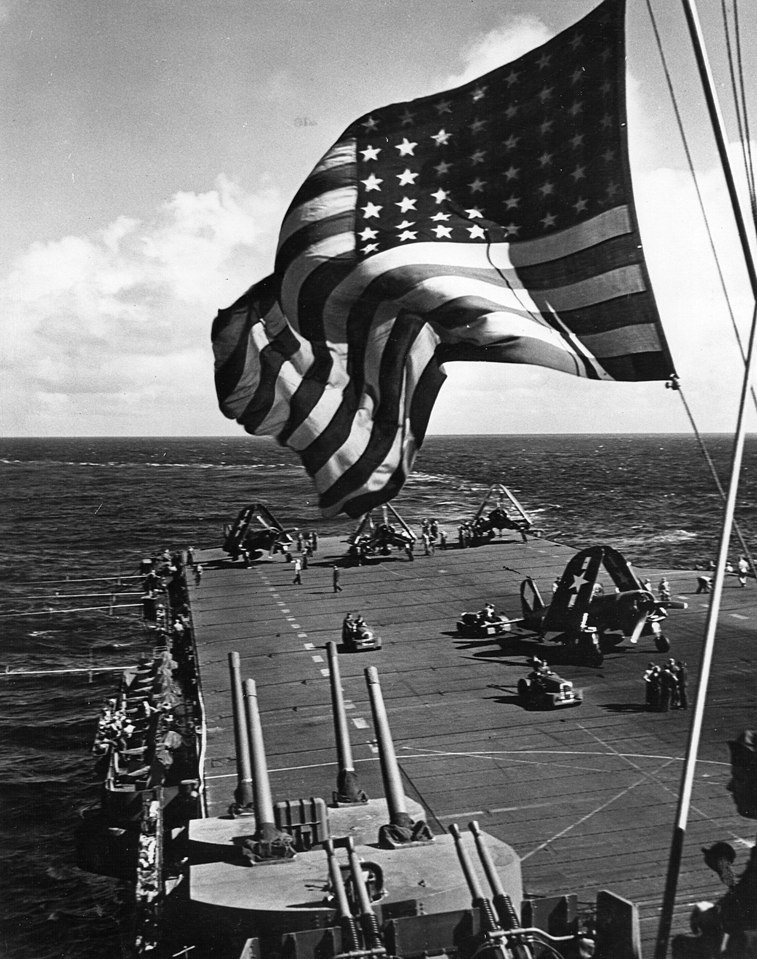 Vought F4U-1D Corsair VF-5 aboard CV-13 USS Franklin 1945 01
