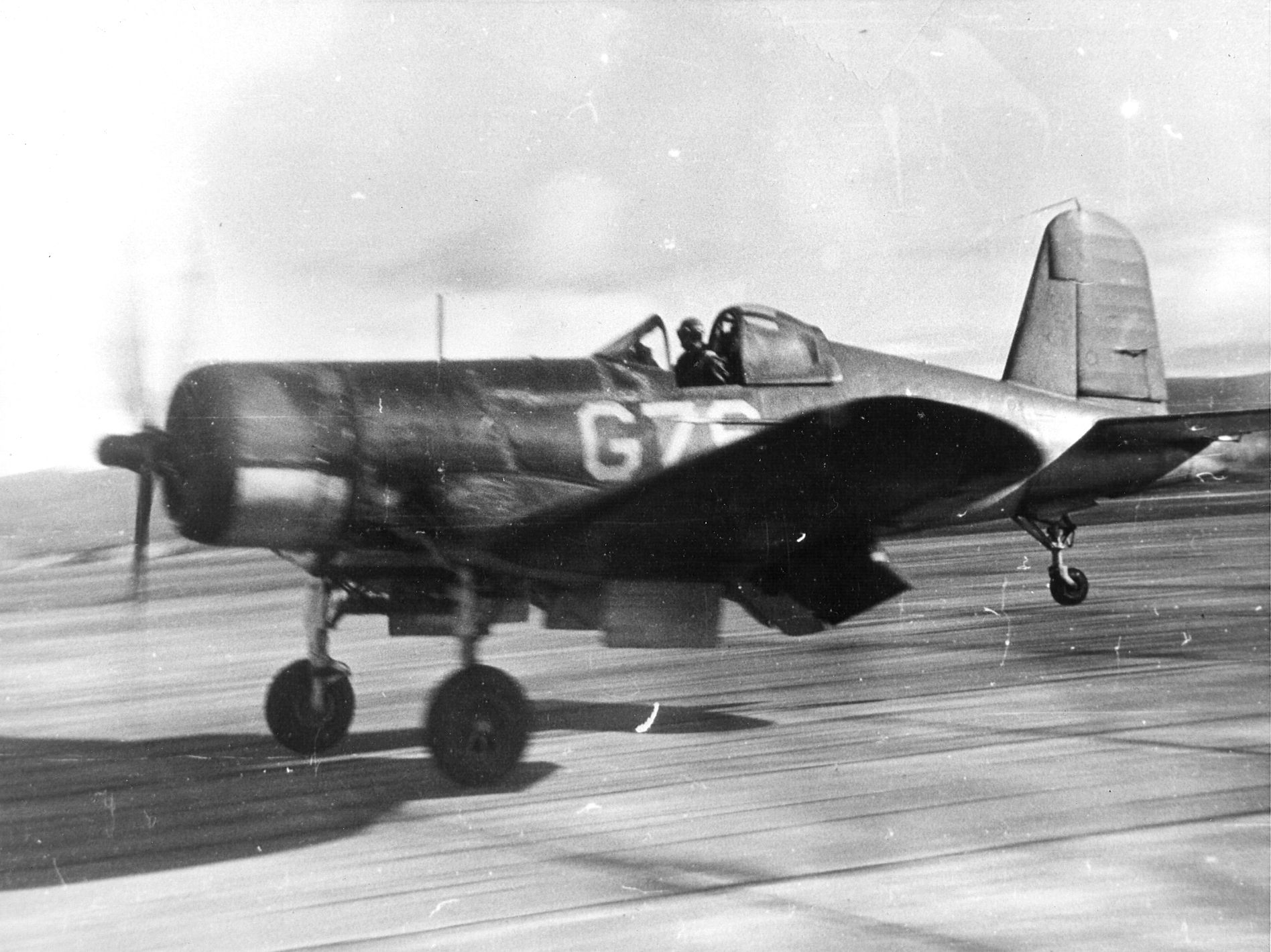Vought F4U-1D Corsair VMF-121 Yellow G76 landing at MCAS El Toro 1944 01