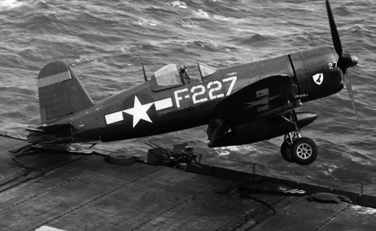 Vought-F4U-4-Corsair-VF-4B-White-F227-la