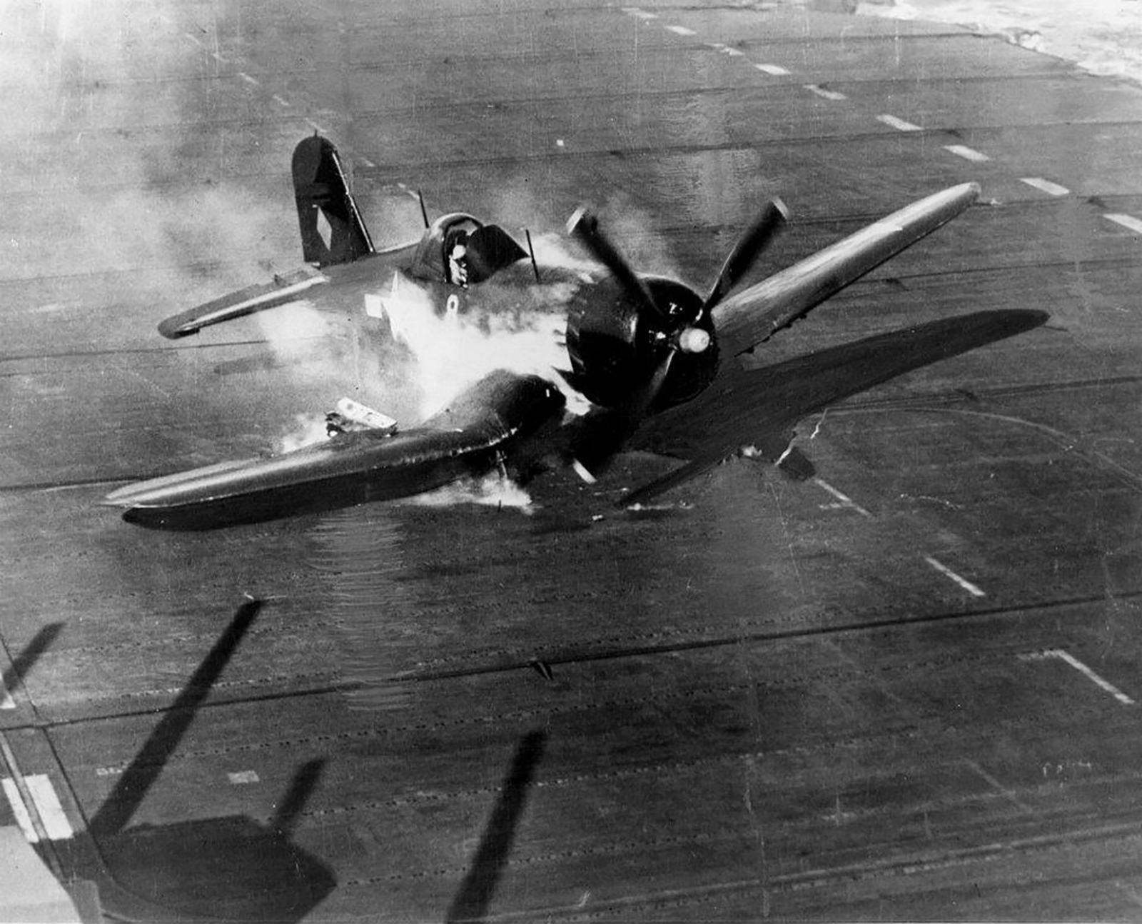 Vought-F4U-4-Corsair-VF-5-White-8-landin