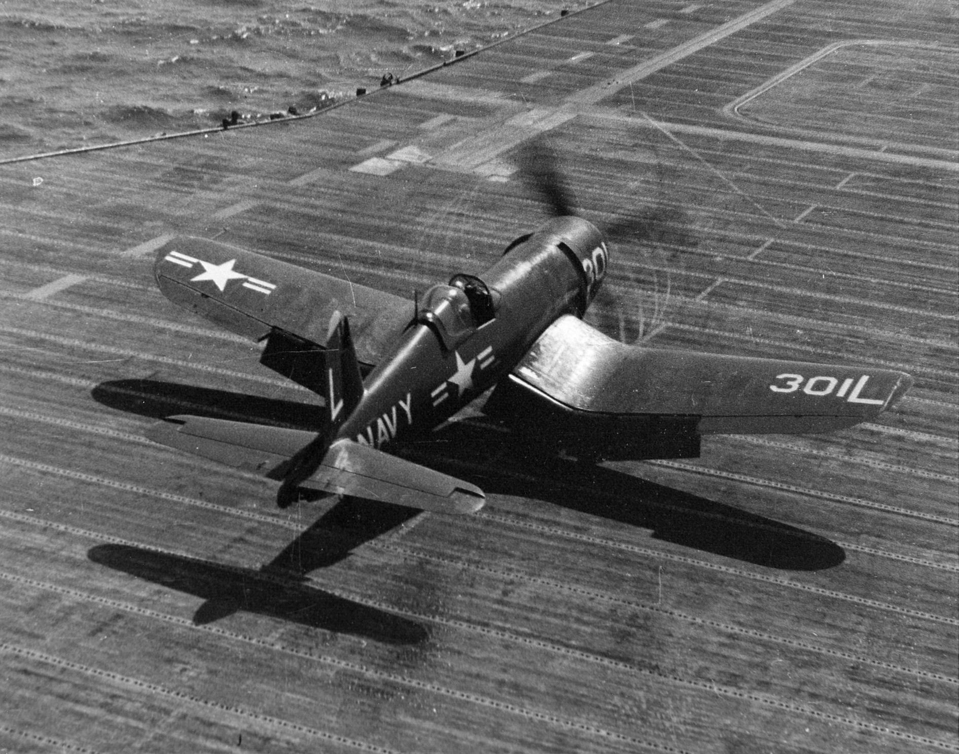 Vought F4U 4 Corsair VF 73 White L301 taking off 01