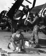 Asisbiz Vought F4U Corsairs ordnance crew arms a F4U Corsair aboard USS Boxer (CV 21) TF77 in Korea 21st Sep 1950 80 G 420997