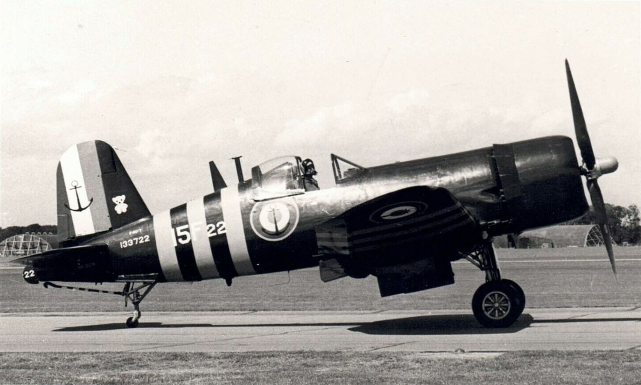 Vought F4U 7 Corsair French Navy Flottille 15F22 exBuNo 133722 taxing eBay 01