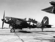 Asisbiz Vought F4U 5 Corsair USNR White V6 BuNo 121862 NAS Glenview IL 1951 01