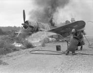 Asisbiz Vought F4U 1D Corsair RNZAF 15Sqn PO NW McCready White 67 NZ5367 caught fire at Green Island 01