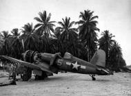 Asisbiz Vought F4U 1A Corsair VF 17 White 5 Tom TK Killefer 17656 maintenance Nissan Island Green Islands 6th Mar 1944 04