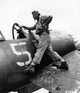 Asisbiz Vought F4U 1A Corsair VF 17 White 5 Tom TK Killefer 17656 maintenance Nissan Island Green Islands 6th Mar 1944 07