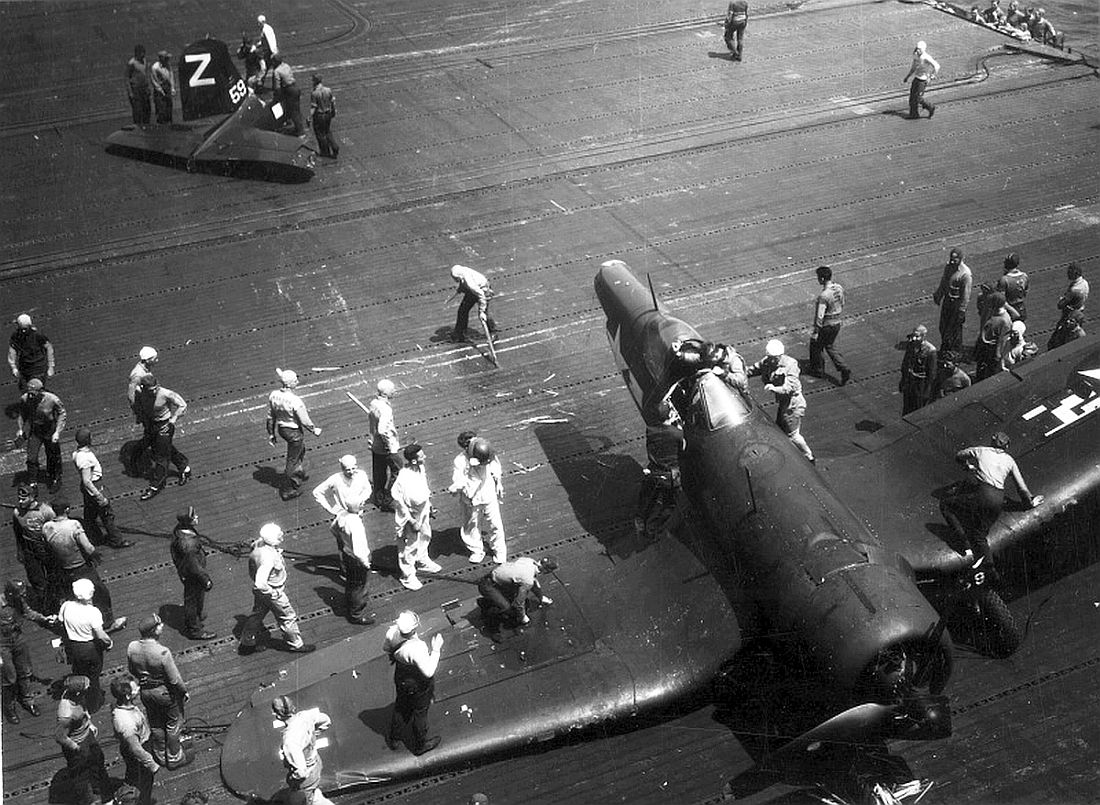 Vought F4U 1D Corsair VBF 85 White Z59 emergency landing on the USS Shangri La CV 38 9th Aug 1945 01