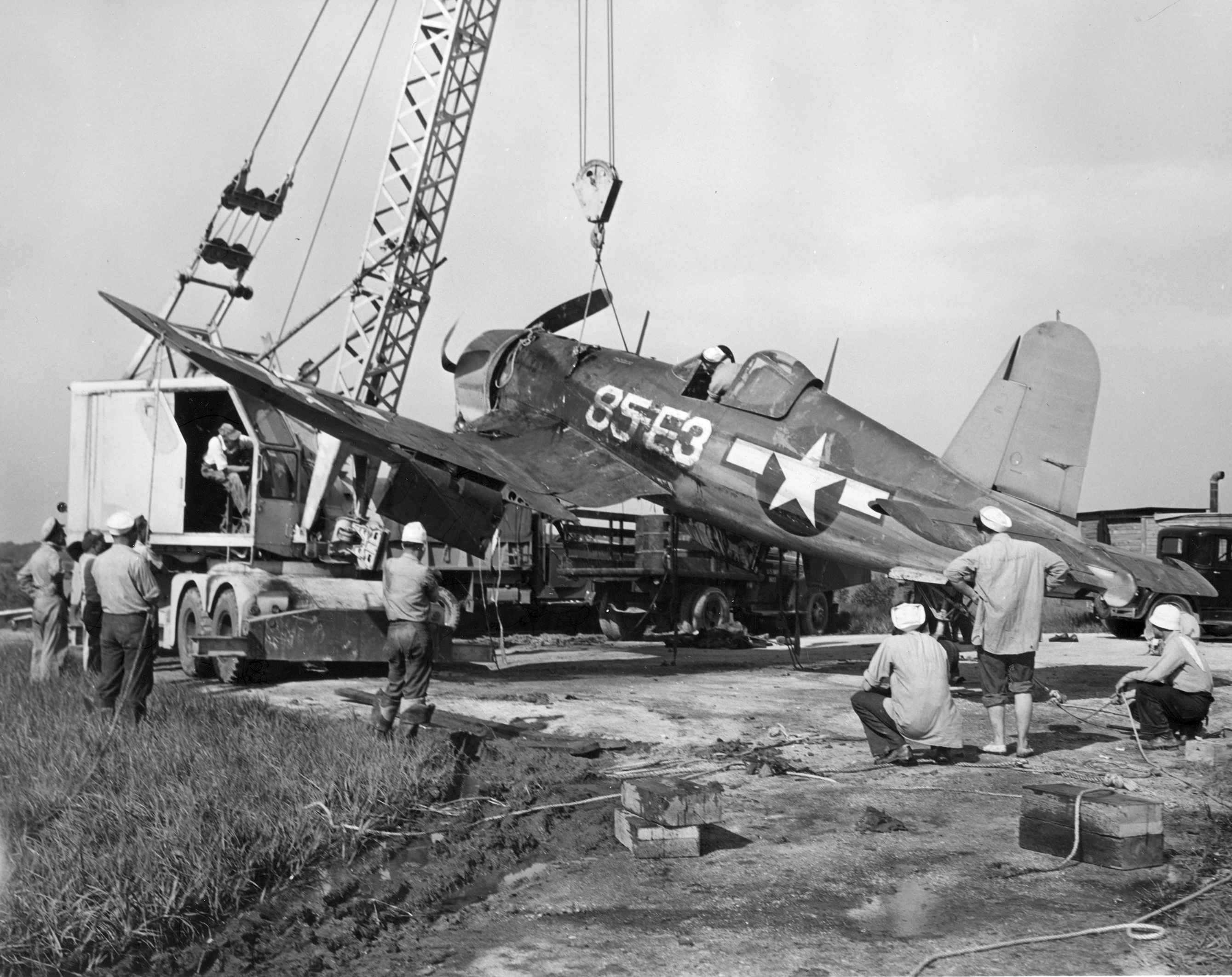 Vought F4U 1D Corsair VF 85 White 3 landing mishap 01