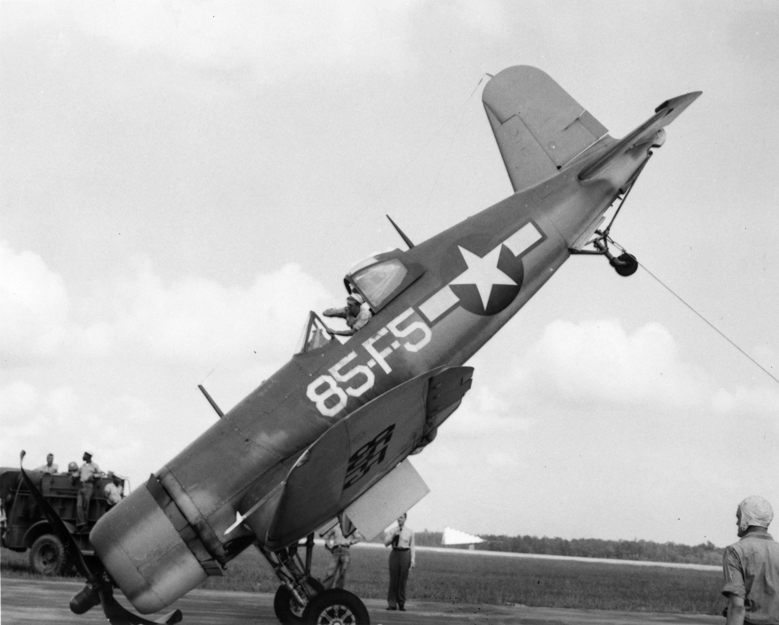 Vought F4U 1D Corsair VF 85 White 85F5 landing mishap 01