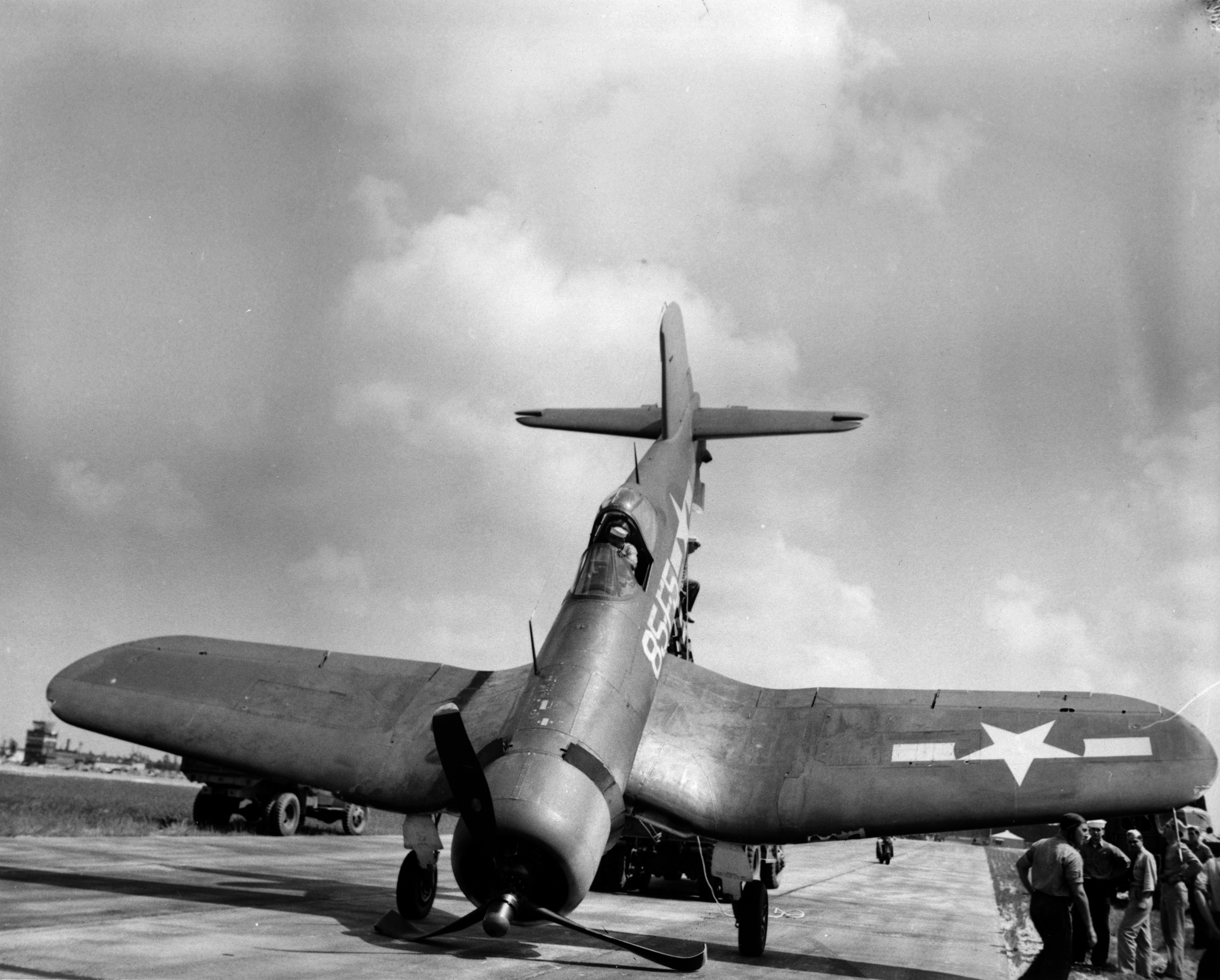 Vought F4U 1D Corsair VF 85 White 85F5 landing mishap 02