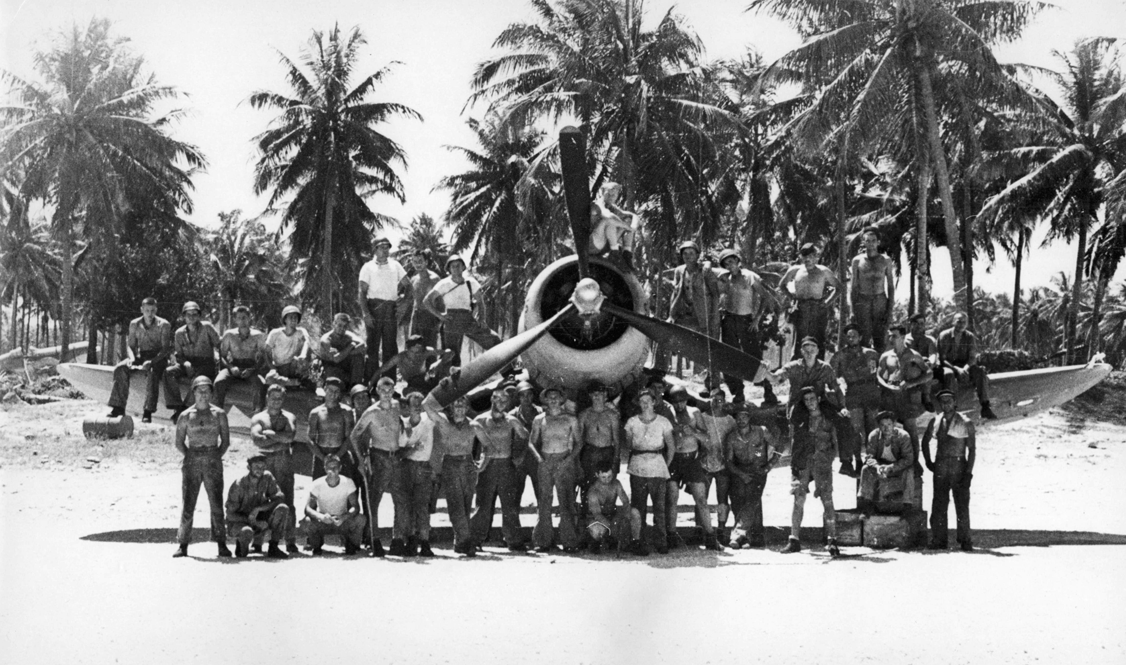 Aircrew USMC VMF 124 squadron maintenance crew 1943 01