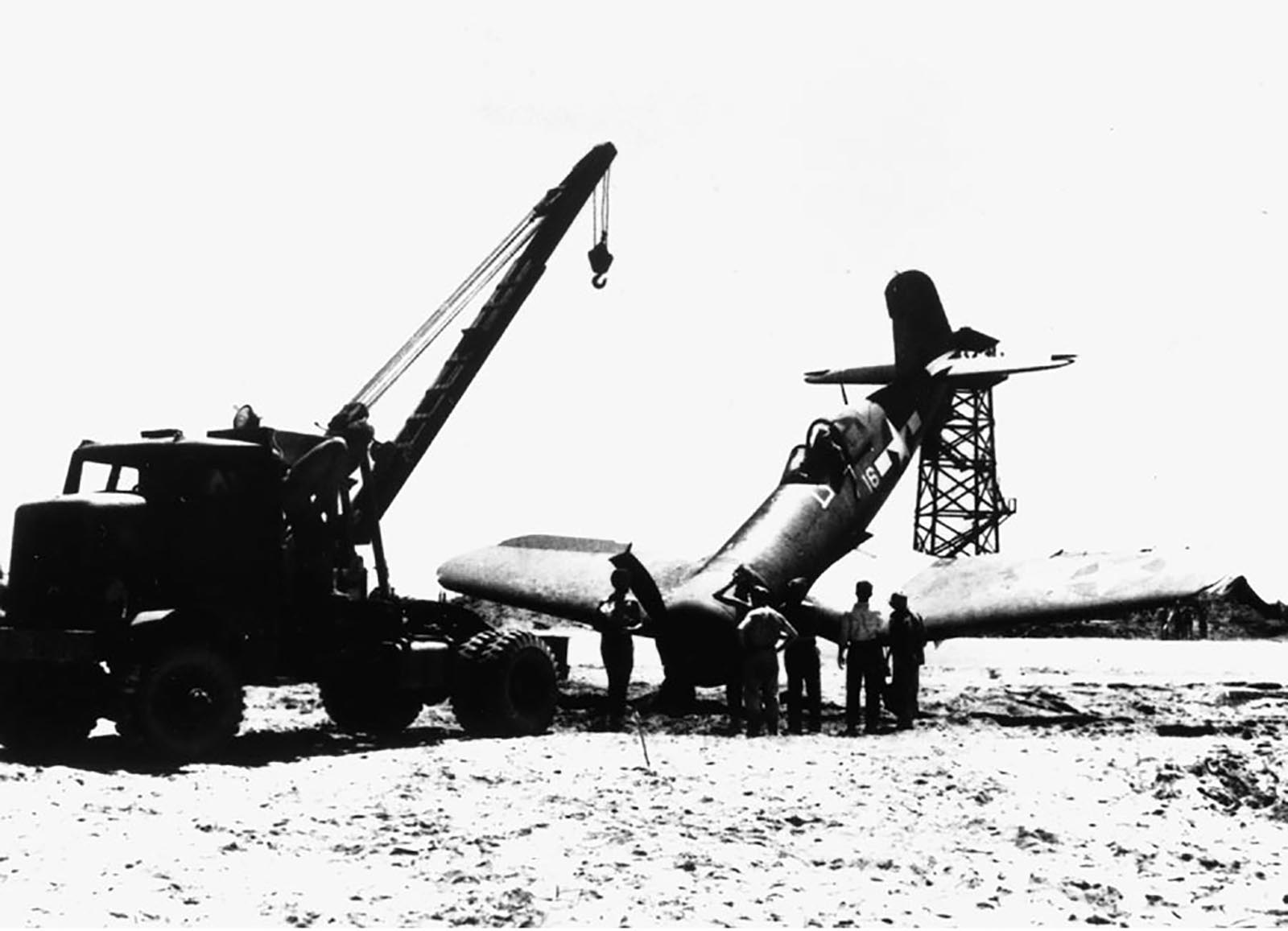 Vought F4U 1A Corsair VMF 216 White 16 landing mishap at Cape Torokina 10th Jan 1944 04
