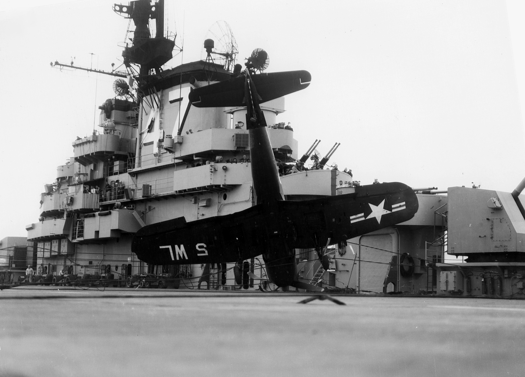 Vought F4U 4 Corsair VMF 311 White WL5 landing mishap CV 47 USS Philippine Sea crica early 1948 01