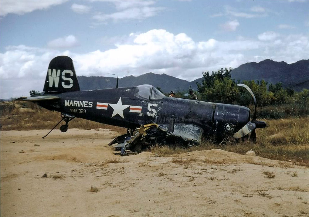 Vought F4U 4B Corsair VMA 323 White WS5 BuNo 097406 landing mishap Korea 18th Sep 1952 01