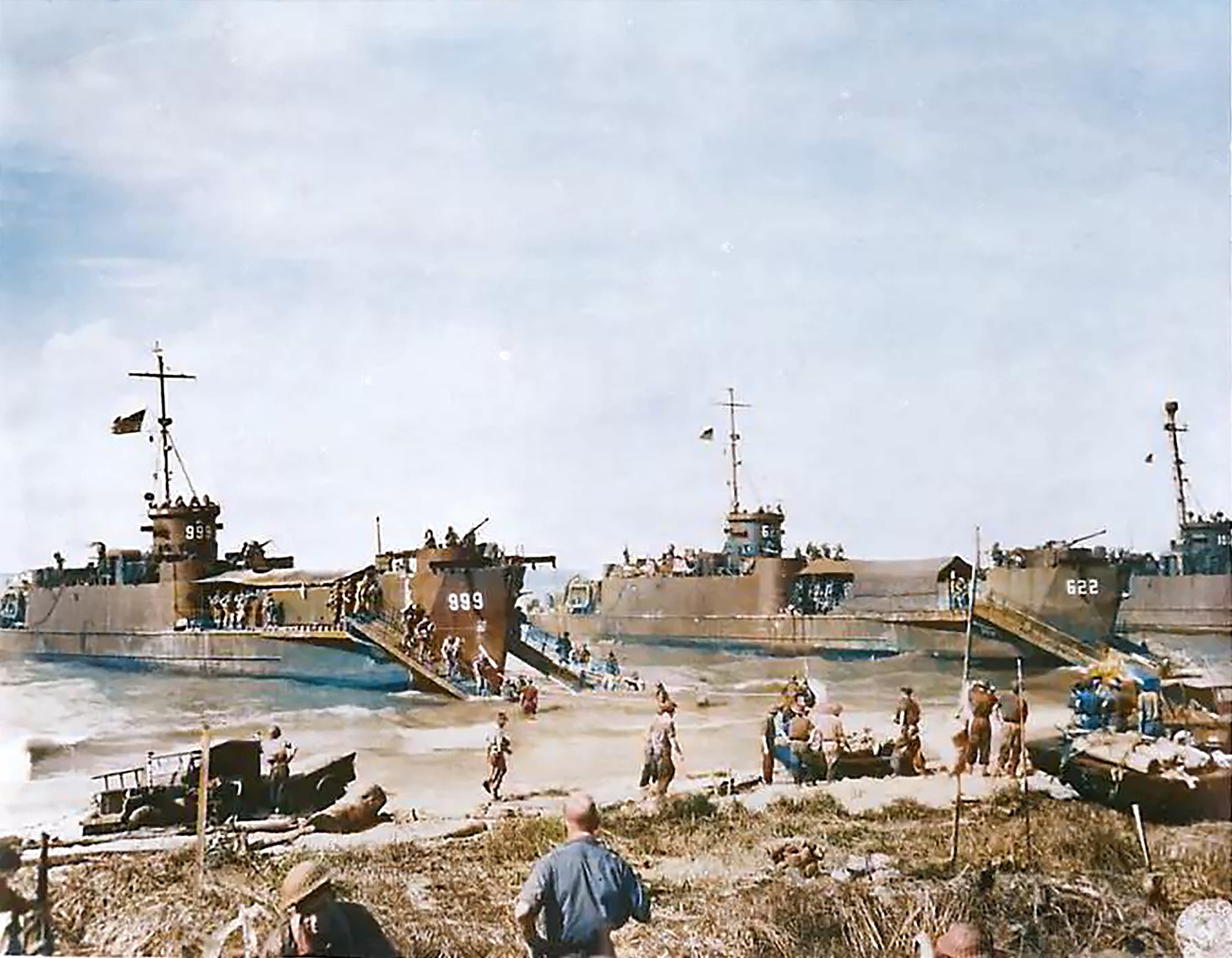 7th Division Australian troops come ashore from landing craft during a landing near Balikpapan oil fields in Borneo 01
