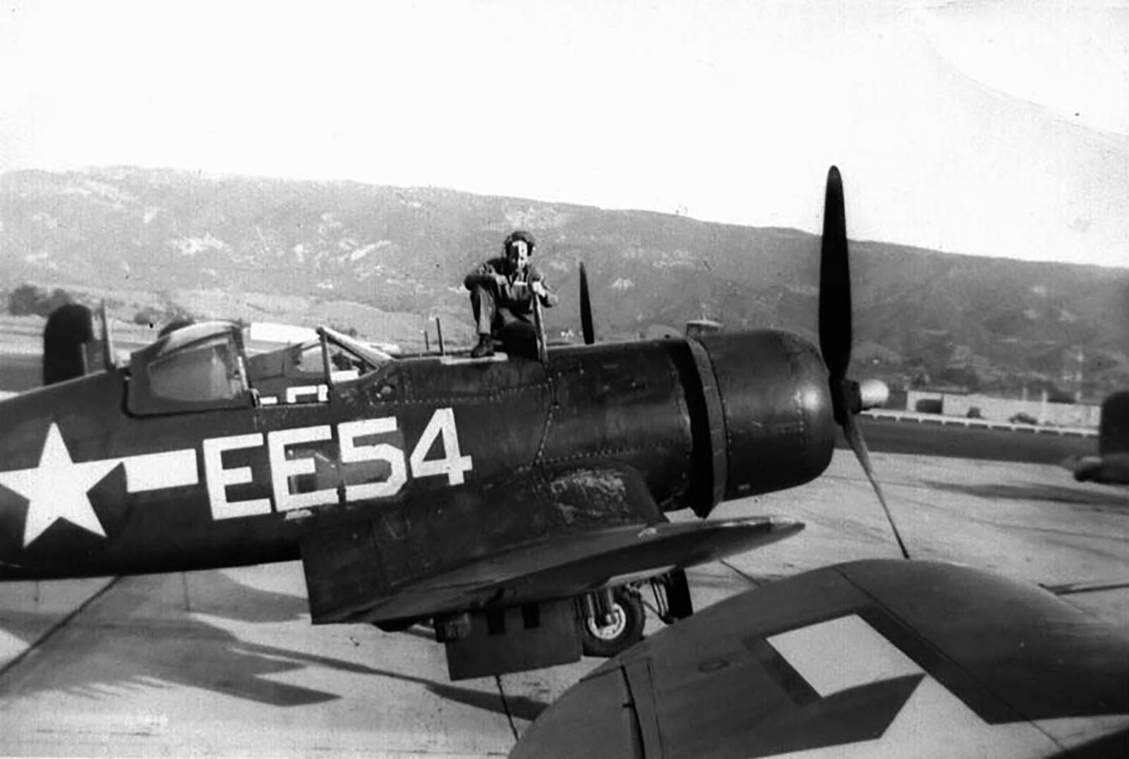 Vought F4U 1D Corsair MCVG 2 VMF 512 EE54 CVE 107 USS Gilbert Islands May 1945 01