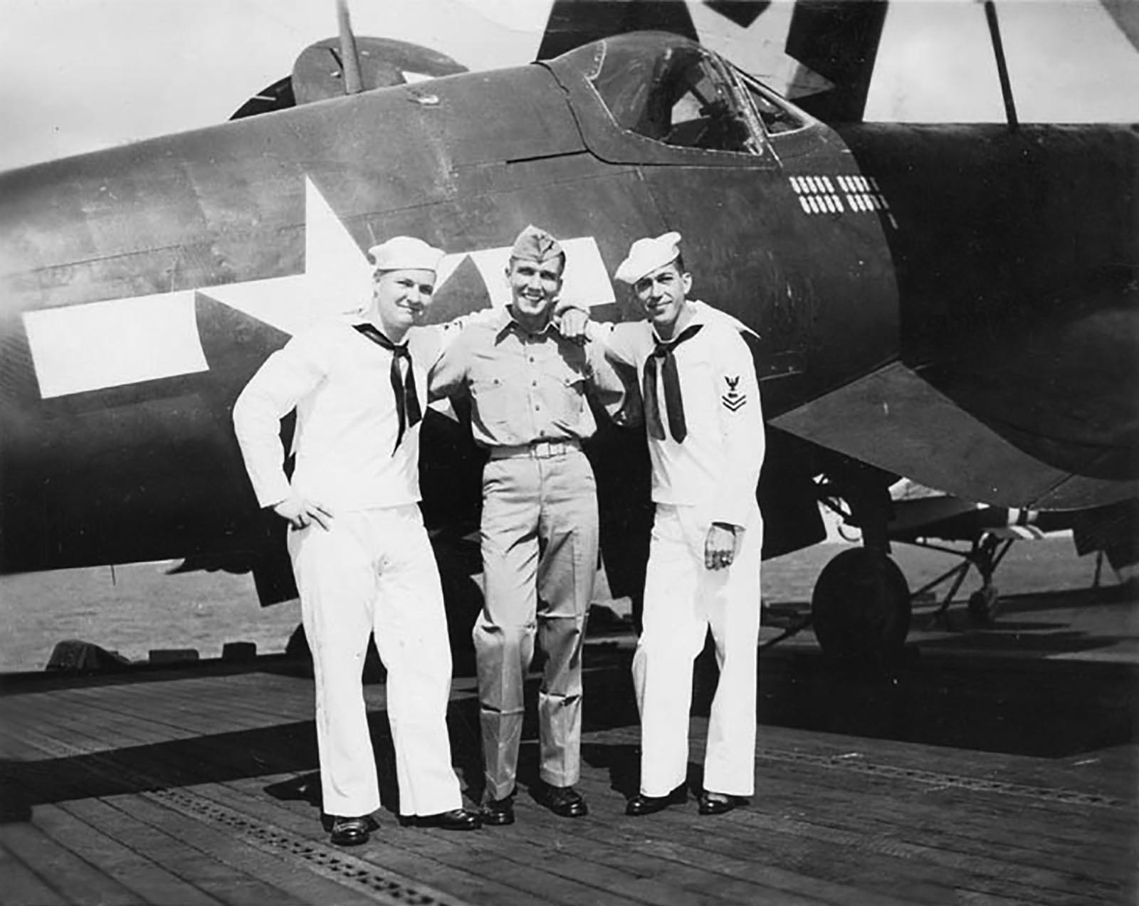 Vought F4U 1D Corsair VMF 512 White 22 Grand Slam 04