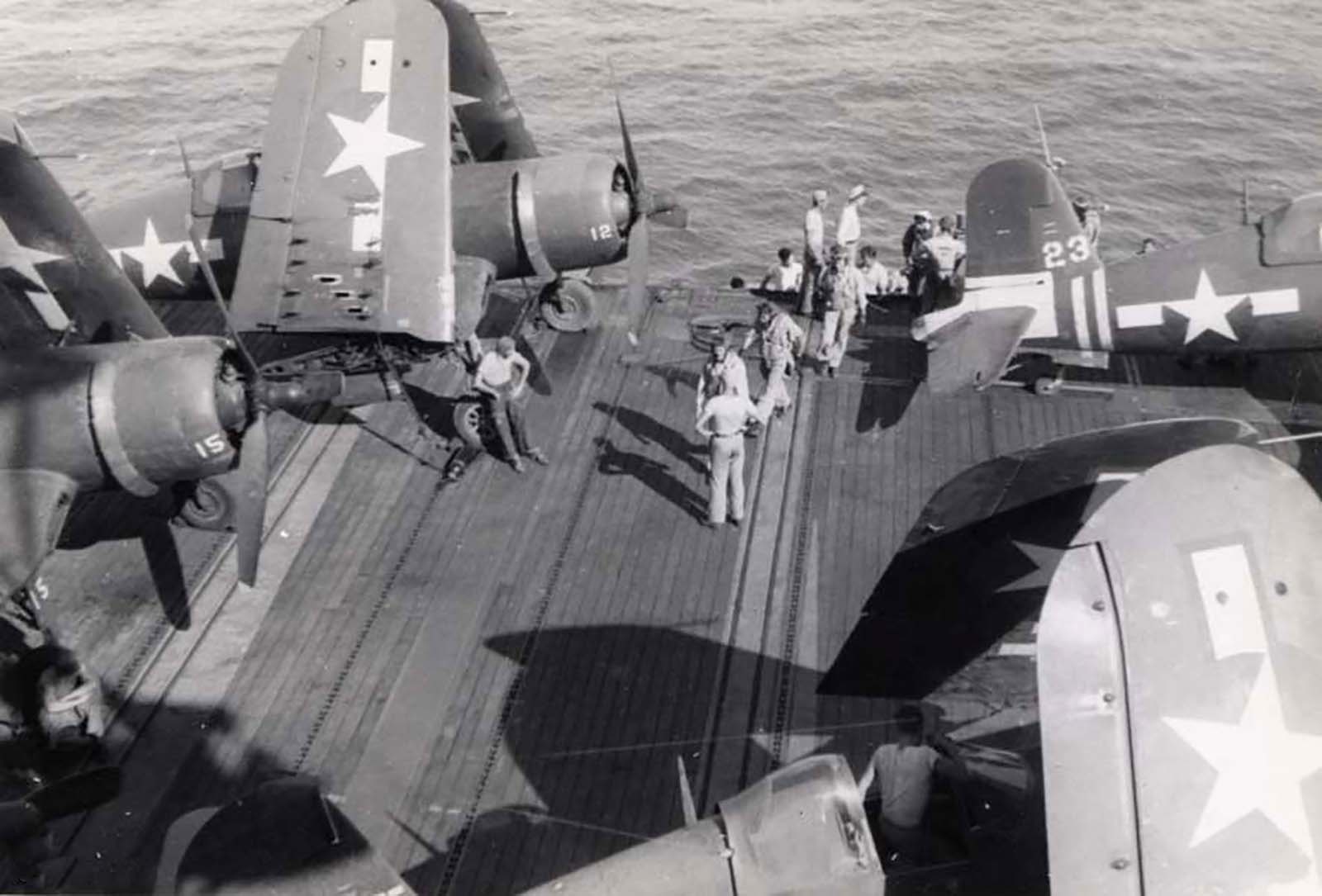 Vought F4U-1D Corsair VMF-512 White 23 Man O War aboard its carier 02