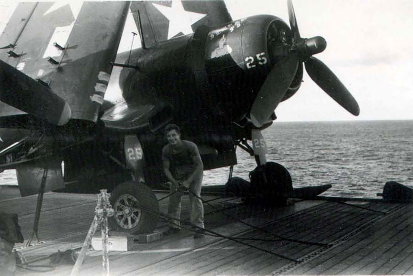 Vought F4U 1D Corsair VMF 512 White 25 01