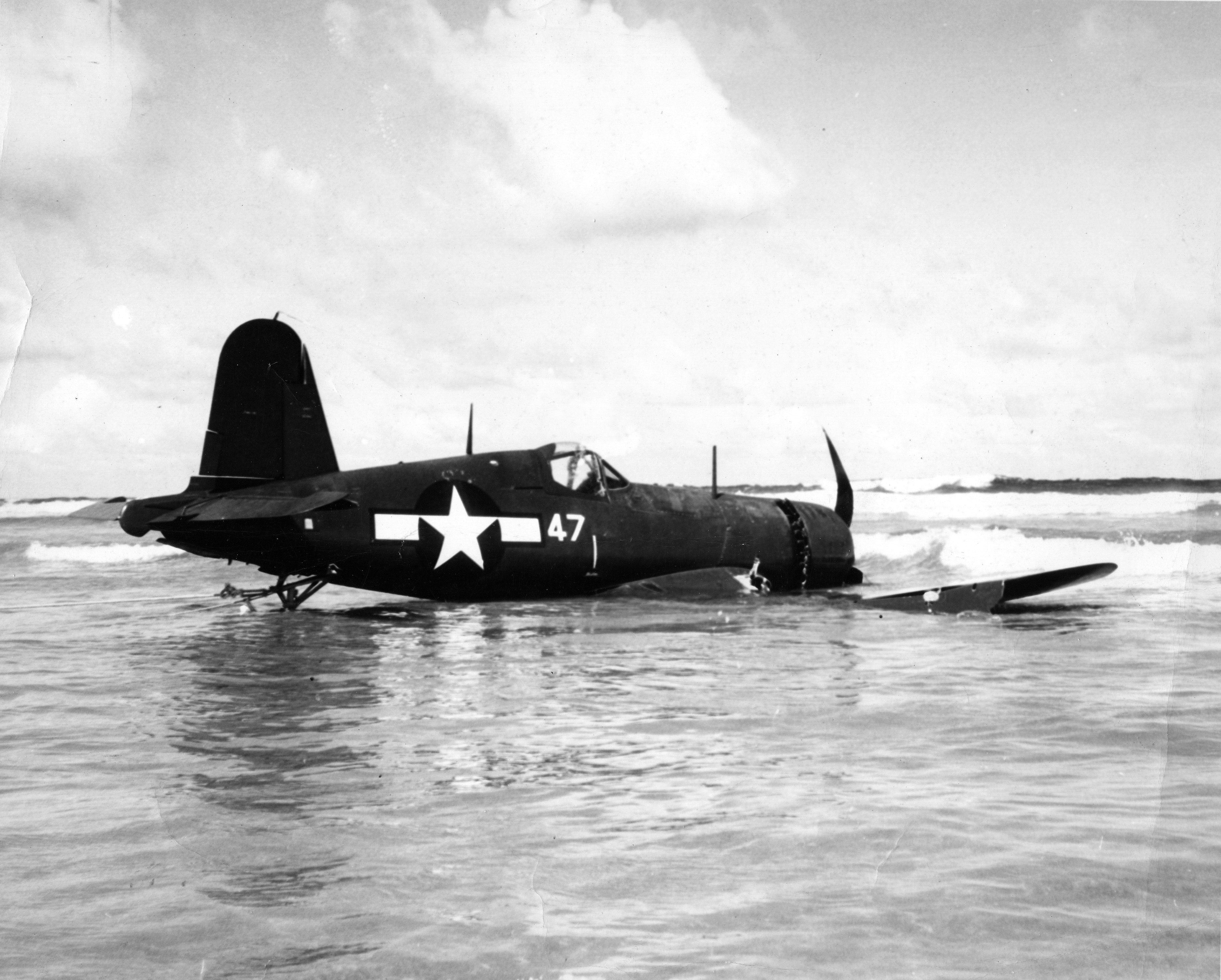 Asisbiz Vought F4U-1D Corsair VMF-512 White 47 belly landed 01