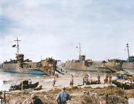 Asisbiz 7th Division Australian troops come ashore from landing craft during a landing near Balikpapan oil fields in Borneo 01