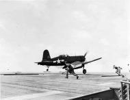 Asisbiz Vought F4U-1D Corsair VMF-512 White 25 aboard its carier 02