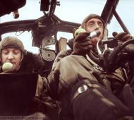 Asisbiz Dornier Do 17 crew enjoying an in flight snack 01