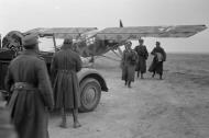 Asisbiz Fieseler Fi 156C3Trop Storch Stkz xB+VZ with Gen Rommel, Westphal and Gause El Alamein sector 1942 01