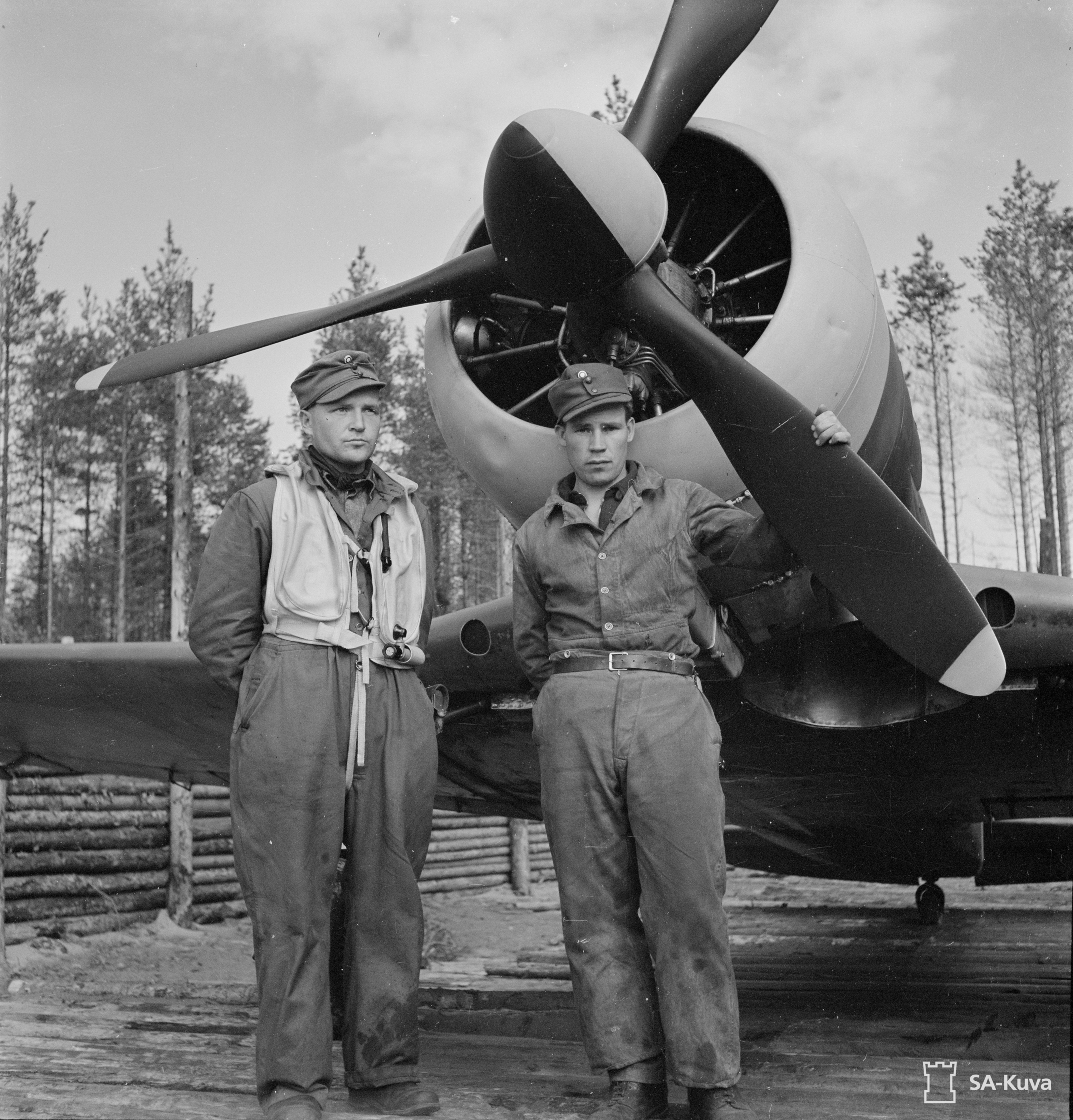 Aircrew FAF 3.LeLv26 pilot Onni Paronen with his mechanic Pentti Maasela at Rautu 30th Aug 1942 106356
