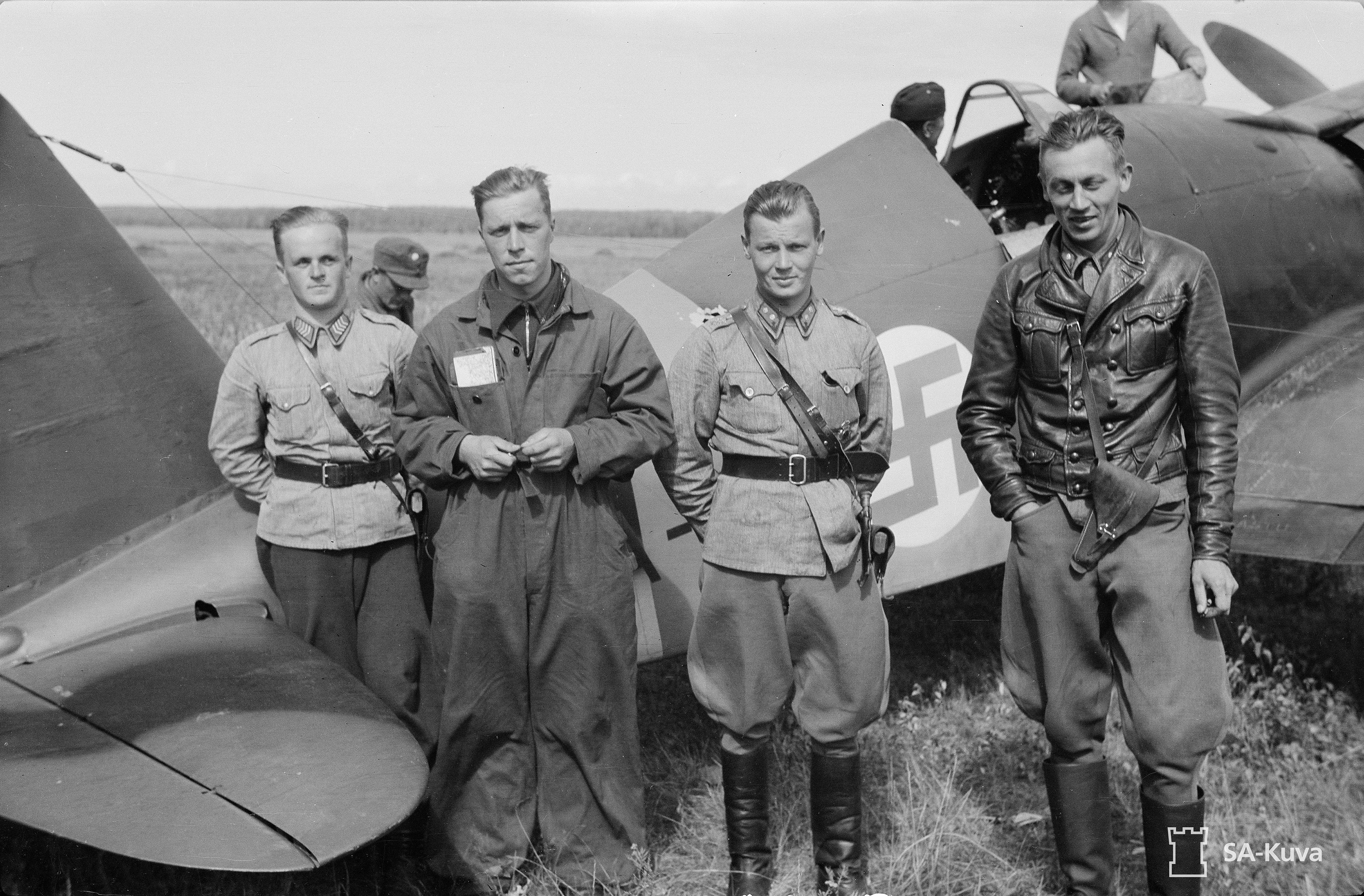 FAF personnel from L are Aaltonen, ChfSgt Suikkanen Lts Linnamaa n Lipsanen at Lunkula 10th Aug 1941 36700