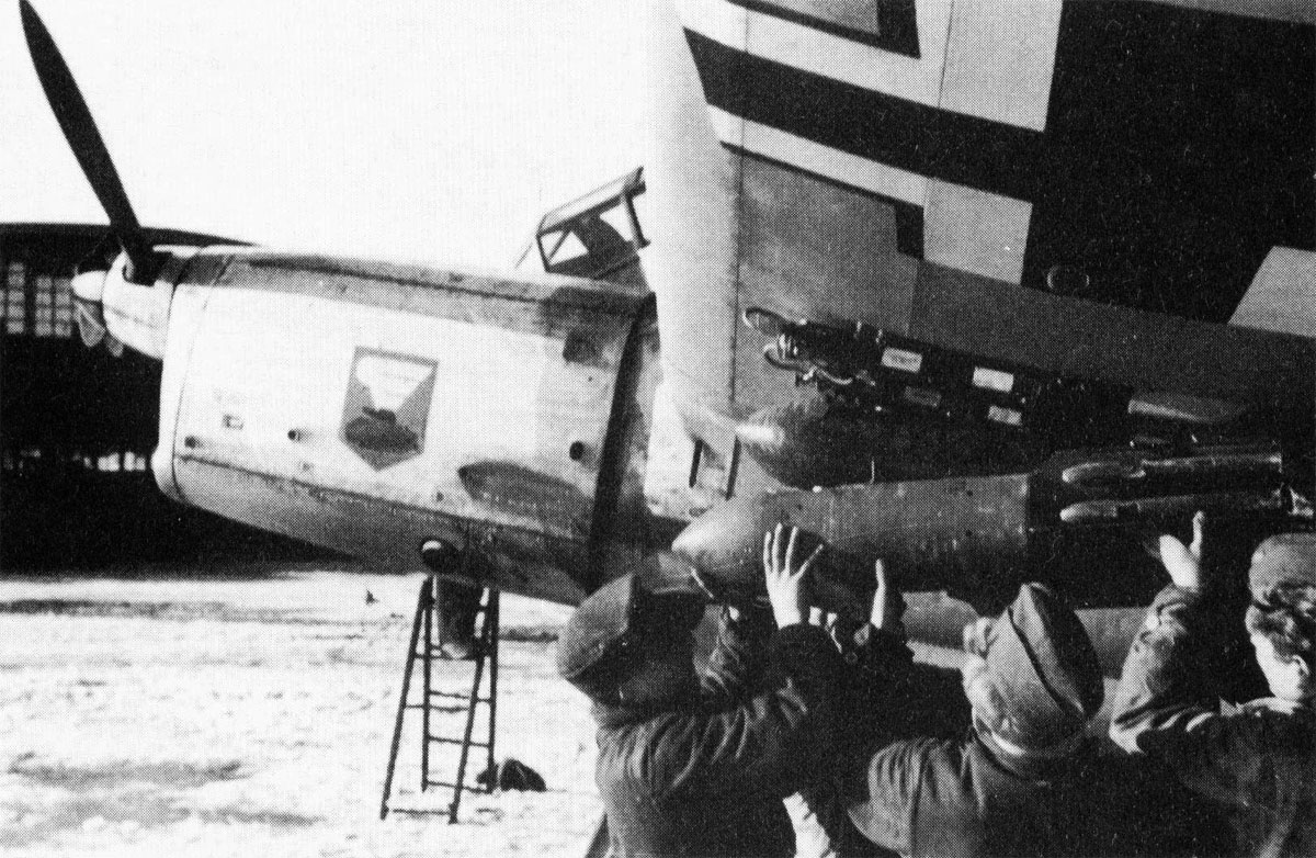 Focke Wulf Fw 189A 2(H).31 emblem loading bombs Eastern Front 1943 02