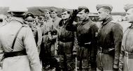 Asisbiz Aircrew Luftwaffe pilot Ekdo 25 Horst Geyer salutes Adolf Galland 1943 01